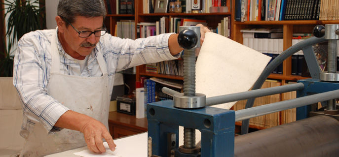 El pintor Pedro Rodríguez en su estudio.