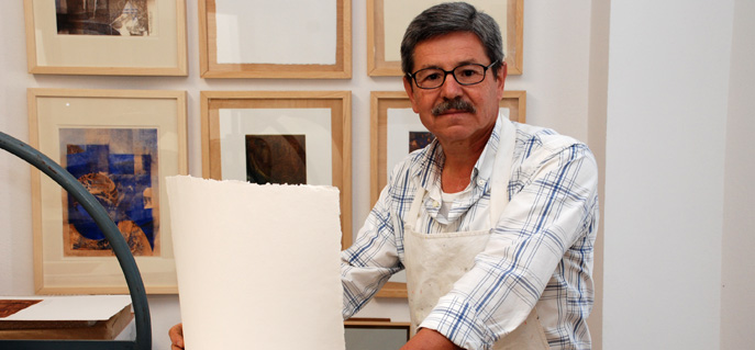 El pintor Pedro Rodríguez en su estudio.