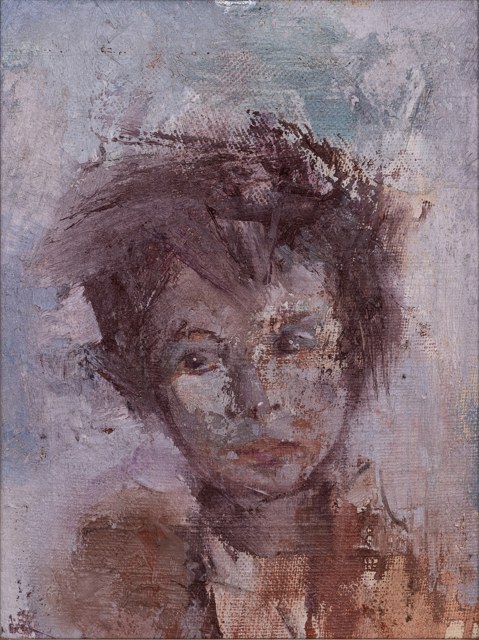 Rostro de cabello oscuro y mirada frontal en tonos grises, violetas y ocres.