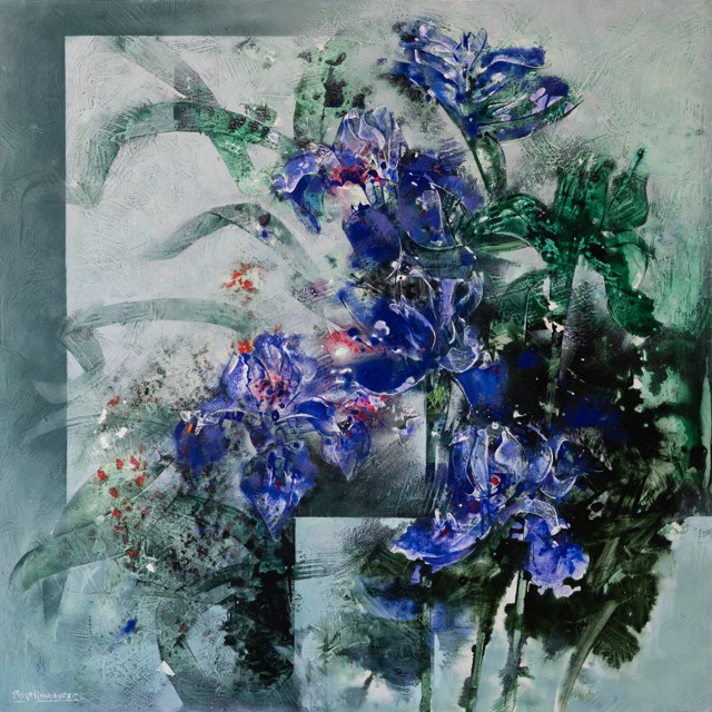 Flores azules y violetas junto a hojas verdes sobre planos claros superpuestos.