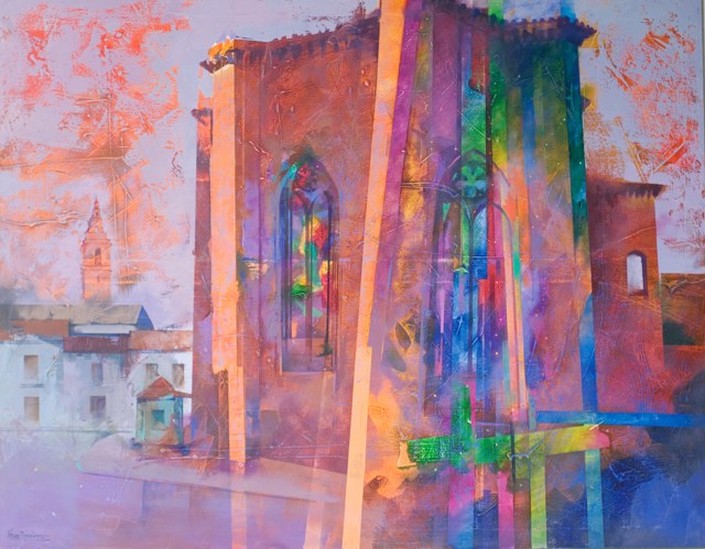 Fachada de una iglesia con ventanas apuntadas entre planos rosados, verdes y azules.
