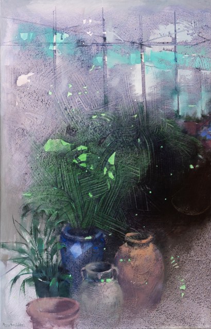 Plantas y recipientes de tonos verdes, azules y ocres en un interior de planos violetas.