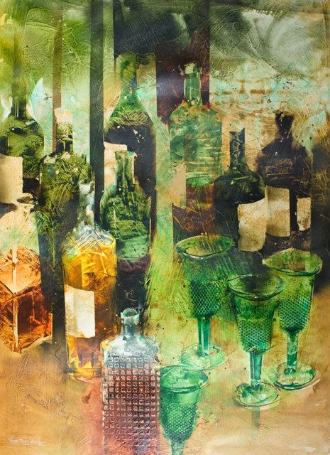 Botellas transparentes y copas verdes en una composición de tonos verdes, amarillos y ocres.