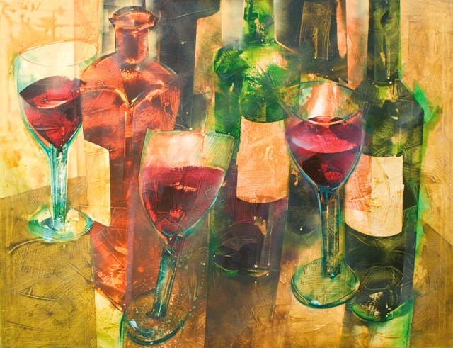 Tres copas de tonos rojizos ante botellas verdes y anaranjadas sobre un fondo amarillo.