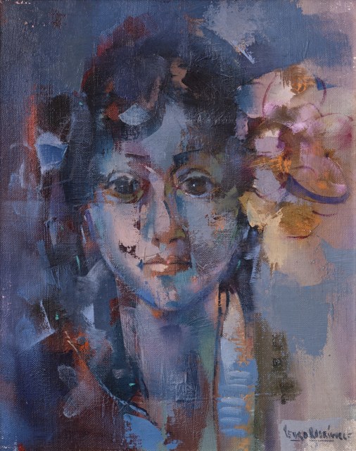 Retrato de una figura infantil con una flor junto al cabello y ropa a rayas, sobre un fondo azul y violeta.