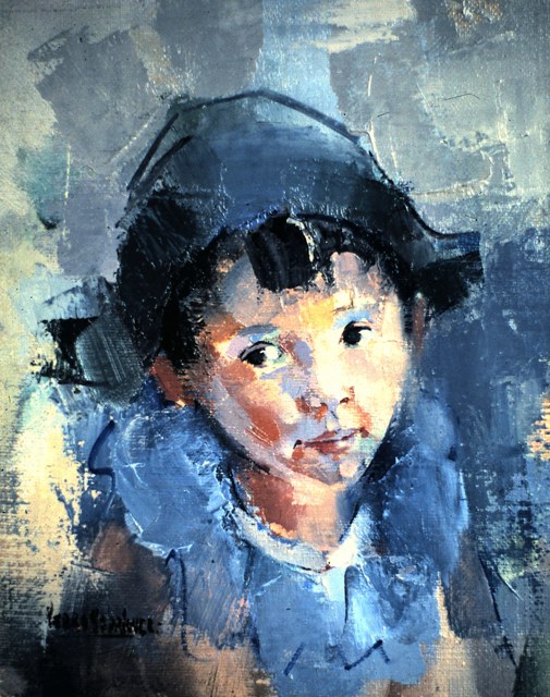 Retrato infantil de cabello negro y ropa azul sobre un fondo de tonos grises y verdes.