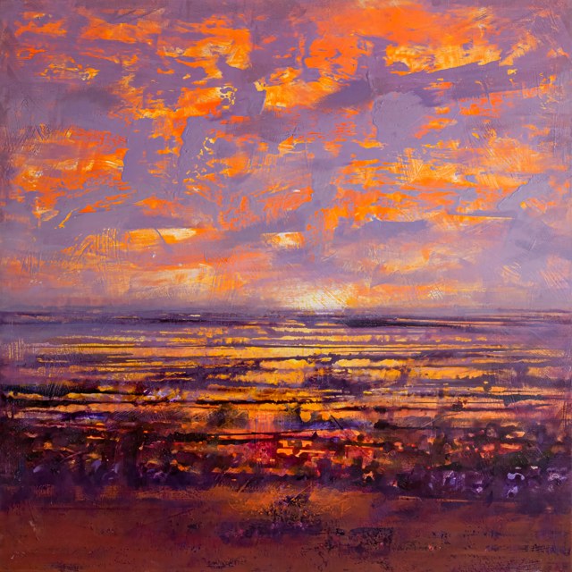 Horizonte de agua y tierra bajo un cielo violeta salpicado de nubes anaranjadas.