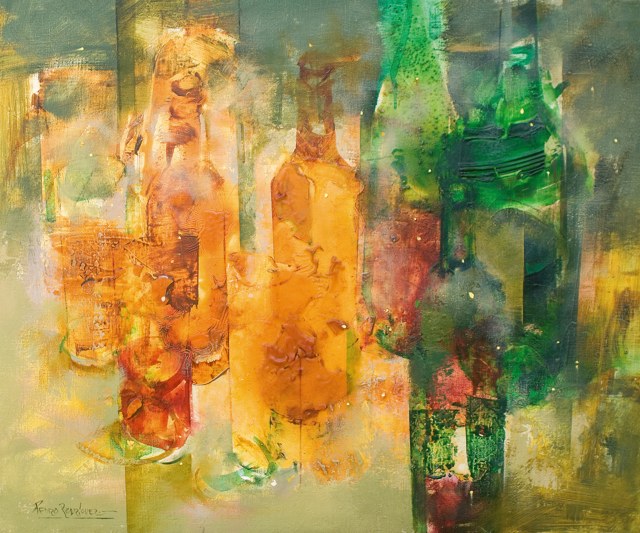 Botellas y vasos transparentes en tonos amarillos, anaranjados y verdes.