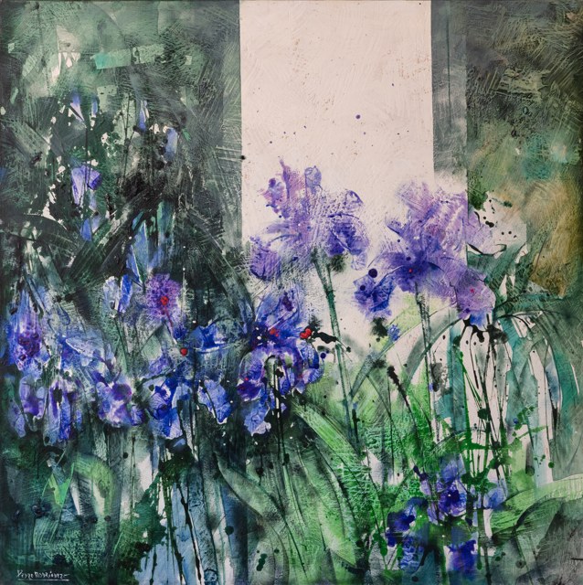 Lirios violetas y azules con tallos verdes entre planos claros y oscuros.