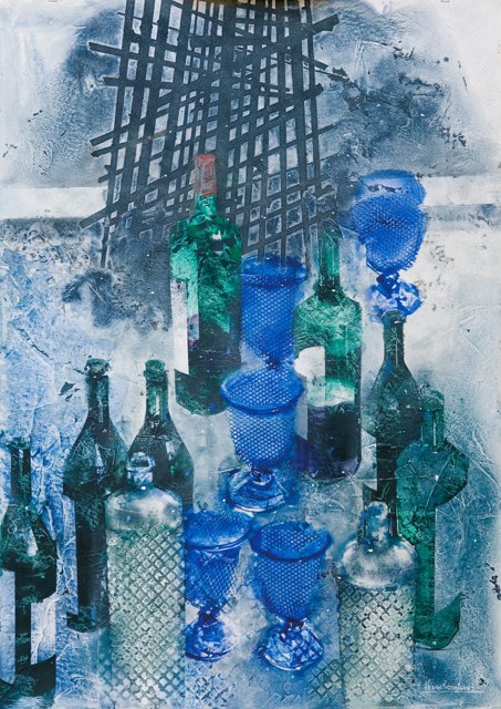 Botellas y copas azules y verdes bajo una trama oscura de líneas cruzadas.