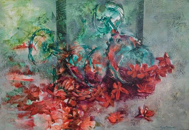 Flores rojas junto a recipientes transparentes de tonos verdes y azules.