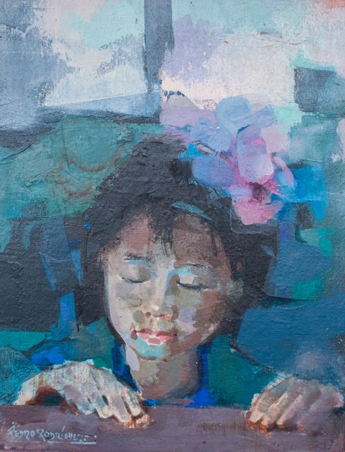Figura infantil sonriente con una flor en el pelo y las manos apoyadas en un borde, sobre un fondo azul.