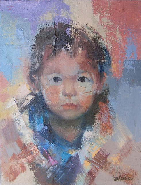 Retrato infantil de cabello oscuro y ropa de tonos azules, blancos y rojizos.