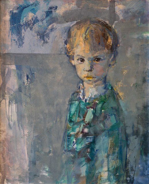 Retrato infantil de cabello claro con ropa verde azulada sobre un fondo gris y azul.