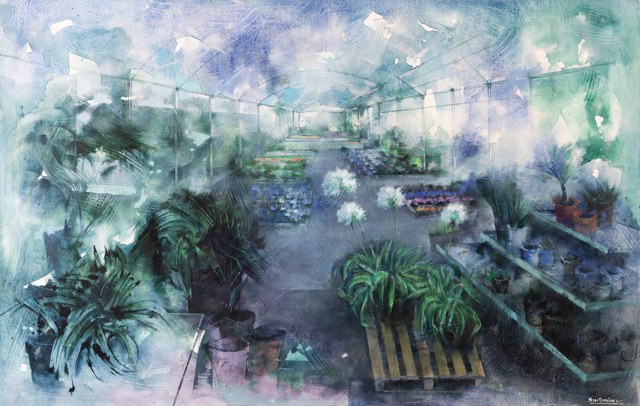 Interior de un invernadero con plantas y flores en tonos verdes y azules.