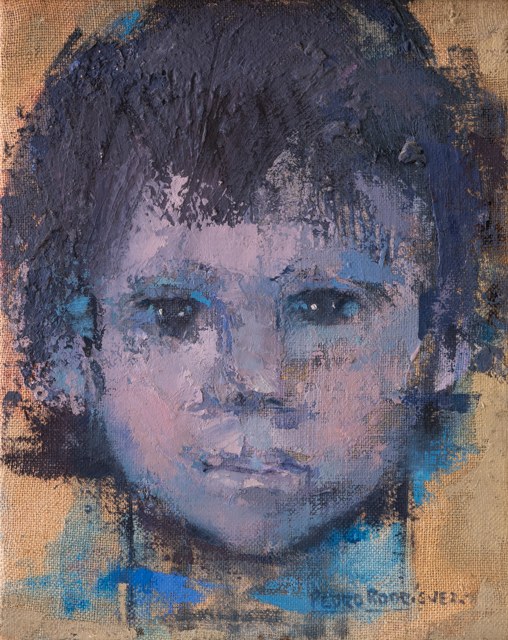 Rostro infantil de cabello corto y oscuro, en tonos azules y violetas sobre un fondo ocre.