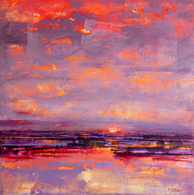 Sol junto al horizonte sobre una extensión de agua en tonos violetas, rosados y anaranjados.