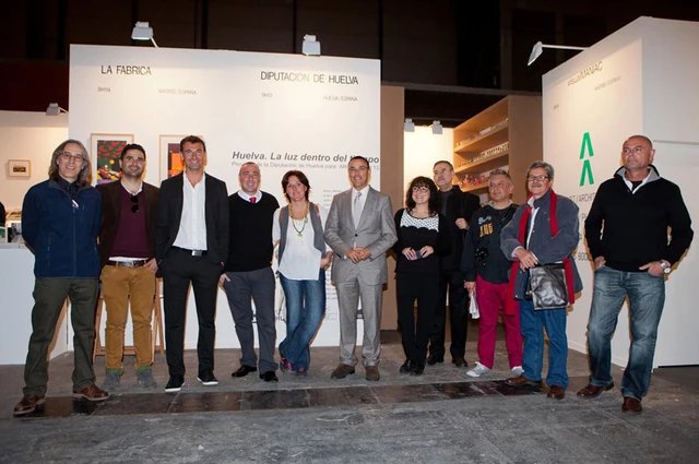 Grupo de participantes junto al espacio de la Diputación de Huelva en ARCOmadrid 2013.