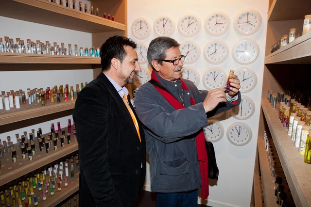 Pedro Rodríguez observa un tubo de vidrio junto a otro visitante en ARCOmadrid 2013.